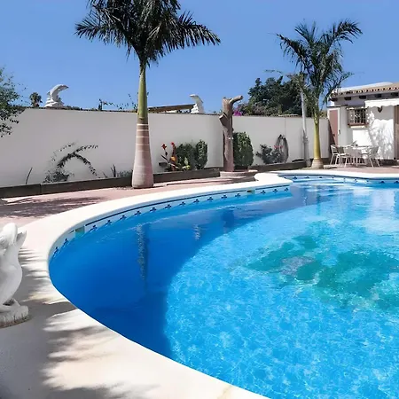 Casa Con Piscina Compartida En בית נופש *